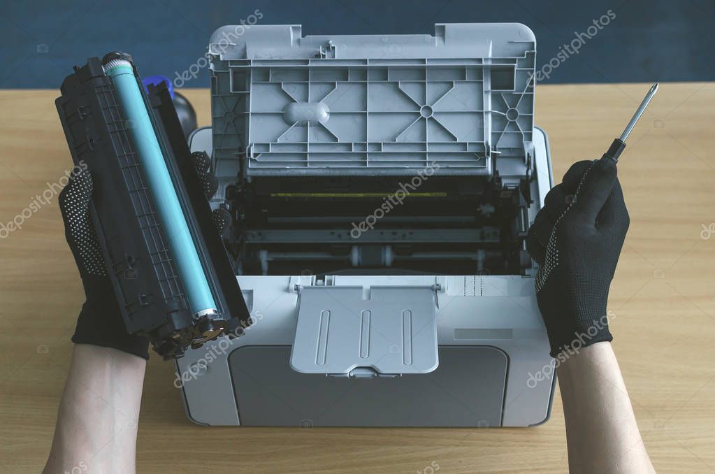 Monteur verhelpt printerprobleem